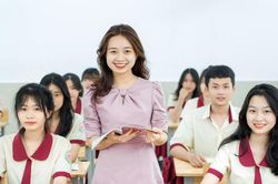 Đề xuất cung cấp miễn phí sách giáo khoa cho học sinh; nâng phụ cấp ưu đãi đặc thù với giáo viên