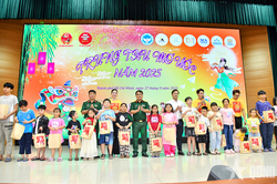 Hơn 800 suất quà 'Trung thu mơ ước' gửi đến con em cán bộ, chiến sĩ Sư đoàn 9