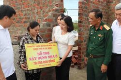 Xây lại mái nhà nhờ nghĩa tình phương xa
