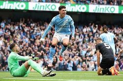 Haaland lập cú 'đúp', Man City đại phá Burnley