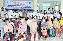 Khám, cấp thuốc miễn phí cho hơn 200 người dân phường Phong Phú
