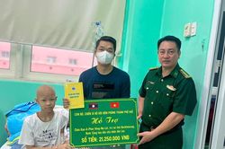 Bộ đội Biên phòng trao hỗ trợ cho bệnh nhi người Lào