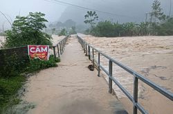 Miền Trung mưa trắng trời do bão Bualoi, nhiều nơi ngập sâu, cô lập