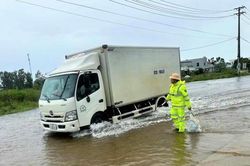 CSGT Đà Nẵng hỗ trợ người dân đi lại an toàn trong bão số 10