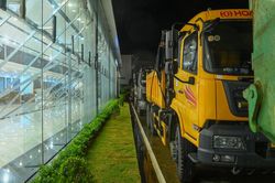 Showroom ôtô thuê 14 xe tải xếp hàng chắn bão số 10