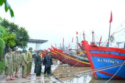 Phó Bí thư Thường trực Tỉnh ủy Nghệ An kiểm tra thực tế công tác ứng phó với cơn bão số 10 - bão Bualoi