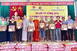 Chương trình thăm và tặng quà tại xã Mường Lầm