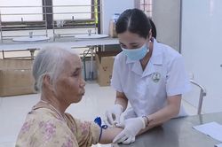 Gần 300 người cao tuổi được khám sức khỏe miễn phí