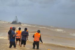 Hai tàu gặp nạn khi vào bờ trú bão Bualoi: Cứu được 8 thuyền viên