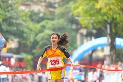 Hình ảnh các vận động viên khối nam, nữ THCS trên đường chạy Báo Hànôịmới mùa thứ 50