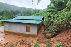 Kịp thời di chuyển 7 hộ dân thôn Arớch, xã Sông Kôn ra khỏi vùng sạt lở