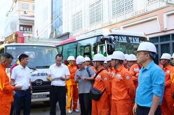 Công ty Điện lực Điện Biên hỗ trợ Hà Tĩnh khắc phục sự cố sau bão Bualoi