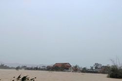 Nhiều xóm ven sông Lam bị cô lập