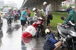 Dừng xe mặc áo mưa không đúng nơi quy định bị xử phạt thế nào?