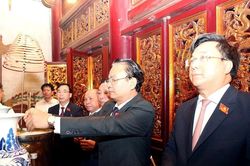 Đoàn đại biểu dự Đại hội đại biểu Đảng bộ tỉnh Phú Thọ lần thứ I, nhiệm kỳ 2025 - 2030 dâng hương tri ân các Vua Hùng