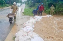 Lực lượng Công an các địa phương tập trung hỗ trợ, giúp đỡ Nhân dân khắc phục hậu quả cơn bão số 10