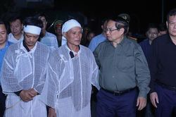 Thủ tướng viếng những người thiệt mạng, thăm hỏi người dân bị thiệt hại do lốc xoáy tại Ninh Bình
