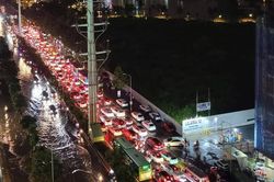 Giao thông sau trận mưa lớn kéo dài từ đêm 29/9 đến tối 30/9