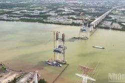 Toàn cảnh cầu dây văng nút thắt cuối cùng của cao tốc Bến Lức-Long Thành
