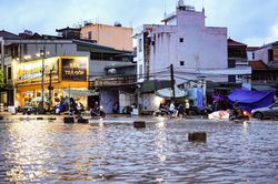 Ngoại thành Hà Nội ngập sâu do ảnh hưởng hoàn lưu bão số 10