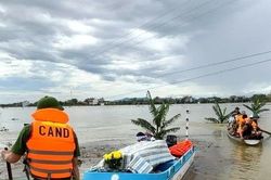 Công an vượt lũ đưa thi thể cụ bà đi hỏa táng ở Hà Tĩnh