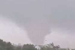 Chuyên gia khí tượng: 'Lốc xoáy quy mô nhỏ nhưng sức gió tương đương bão'