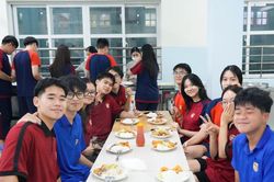 Hà Nội chìm trong biển nước, giao thông tê liệt: Học sinh 'cắm trại 2 ngày 1 đêm' tại trường