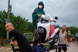 Đường ngập sâu cả mét, người dân chen nhau thuê kéo xe qua đường