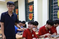 Ảnh hưởng của bão số 10: Bữa cơm tối đặc biệt tại trường của học sinh Hà Nội