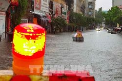 Mưa lớn gây ngập lụt, ảnh hưởng nhiều đến đời sống người dân Thủ đô