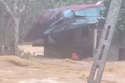 [Video]: Cận cảnh khoảng khắc 'nghẹt thở' giải cứu hai ông bà kẹt giữa dòng lũ dữ