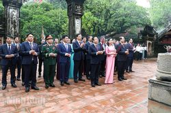 Các đồng chí lãnh đạo tỉnh dâng hương tri ân các bậc tiền nhân và Anh hùng Liệt sĩ trước thềm Đại hội