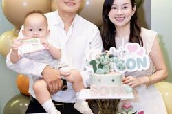 Ly Kute cùng chồng làm trong ngành công an dọn tiệc thôi nôi cho quý tử, em bé 1 tuổi giống hệt anh trai Khoai Tây