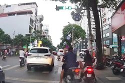Dừng đèn đỏ, tôi bị xe sau mắng: 'Hâm à, không đi thì tránh ra'