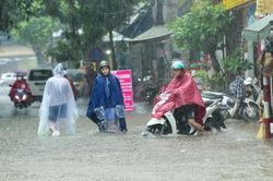 Mưa vẫn xối xả không ngừng, chiều tối nay Hà Nội diễn biến ngập úng thế nào?