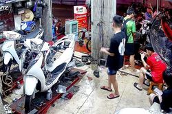 Cảnh 'vỡ trận' chưa từng thấy ở các tiệm sửa xe Hà Nội sau mưa ngập