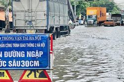 Nước rút chậm, tuyến đường vào Bệnh viện K Tân Triều, Hà Nội vẫn ngập nặng