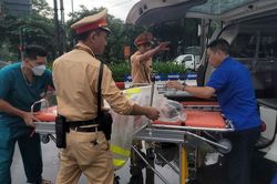 Cảnh sát giao thông Hà Nội kịp thời hỗ trợ 2 cháu bé đi cấp cứu an toàn trong ngập lụt