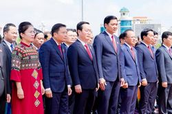 Đoàn đại biểu Đại hội Đảng bộ tỉnh Nghệ An dâng hoa, báo công trước Tượng đài Bác Hồ