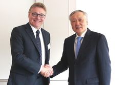 Phó Thủ tướng Thường trực Nguyễn Hòa Bình làm việc với lãnh đạo Trung tâm tài chính Frankfurt và Luxembourg