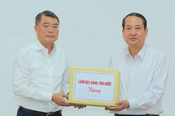 Trao hỗ trợ của Đảng, Nhà nước cho Nhân dân tỉnh Ninh Bình khắc phục hậu quả bão số 10