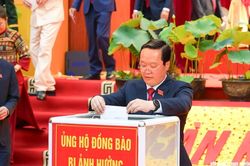 Đại biểu tham dự Đại hội Đảng bộ tỉnh Nghệ An ủng hộ đồng bào bị thiệt hại do cơn bão số 10