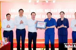 Đồng chí Phan Đình Trạc trao hỗ trợ của lãnh đạo Đảng, Nhà nước, MTTQ Việt Nam cho nhân dân tỉnh Nghệ An khắc phục hậu quả bão số 10