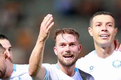 Dùng đội hình toàn ngoại binh, Thép Xanh Nam Định cũng chỉ thắng chật vật ở Champions League châu Á