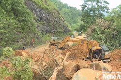 Khẩn trương khắc phục điểm sạt lở đoạn Quốc lộ 48 lên Cửa khẩu Thông Thụ