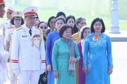 Đoàn đại biểu Hội LHPN Việt Nam vào Lăng viếng Chủ tịch Hồ Chí Minh
