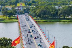 Rực rỡ những tuyến đường cờ hoa
