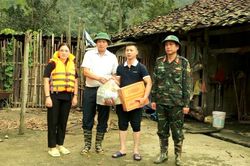 Phó Chủ tịch UBND tỉnh Hoàng Văn Thạch kiểm tra tình hình khắc phục hậu quả thiên tai tại xã Thanh Long và Cần Yên