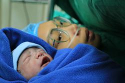 Người mẹ từ chối điều trị ung thư để sinh con