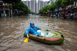 Một trường ở TP.HCM trích 7 tỷ đồng để hỗ trợ sinh viên vùng bão lũ
